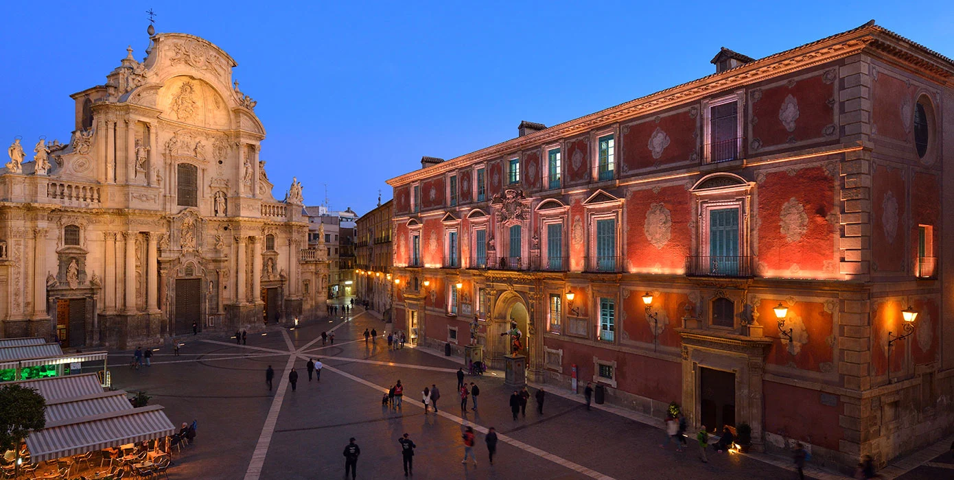 Vista de la plaza del Cardenal Belluga, con la Catedral y el Palacio Episcopal.