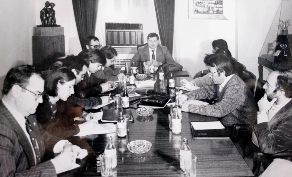 Varias personas en una mesa junto a Hernández Ros, durante la rueda de prensa para el lanzamiento de la campaña. 28 de noviembre de 1979.
