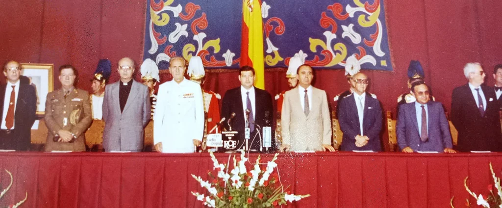 Grupo de políticos y altos cargos en  el acto de entrada en vigor del Estatuto de Autonomía, en el Palacio del Almudí. Murcia. 10 de julio de 1982.