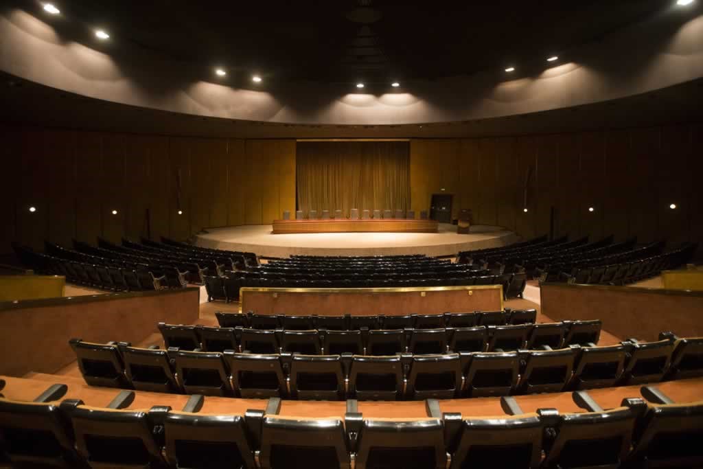 Salón de actos vacío de un auditorio
